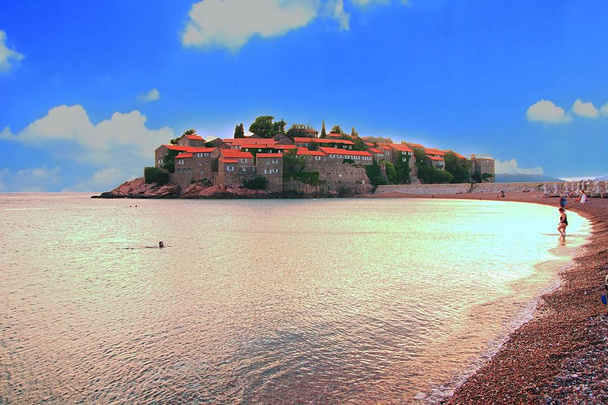 Budva Riviera, Budva, Karadağ 'da ada beldesi Aziz Stefan' ın (Sveti Stefan) manzarası. - Fotoğraf, Görsel