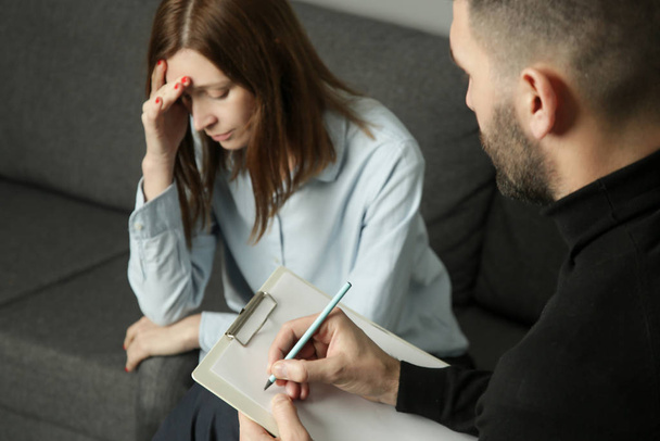 Καταθλιπτική γυναίκα κατά τη διάρκεια της ψυχοθεραπείας. Νεαρή γυναίκα μιλάει με τον ψυχολόγο της. Αγχος ή ψυχική υγεία θεραπεία, γάμος, οικογένεια και carieer συμβουλευτική - Φωτογραφία, εικόνα