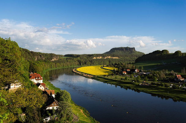 Prachtig uitzicht over de Elbe met de Lilienstein op de achtergrond - Foto, afbeelding