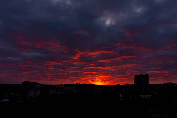 Colorido amanecer sobre la ciudad, hermosas nubes en el cielo
 - Foto, imagen