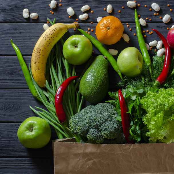 Top pohled papírový sáček různých čerstvých zdravých potravin na bílém dřevěném pozadí - Fotografie, Obrázek