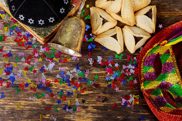 Παραδοσιακές εβραϊκές γιορτές καρναβάλι Πουρίμ γιορτή και hamantaschen μπισκότα και μάσκα, kippa - Φωτογραφία, εικόνα