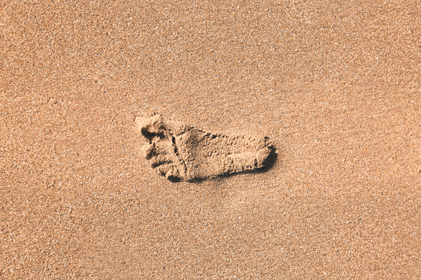 кроки в піску пляжу
 - Фото, зображення