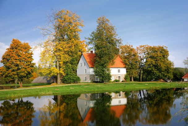 casa en la orilla del lago en otoño. Sigulda, Letonia
 - Foto, imagen