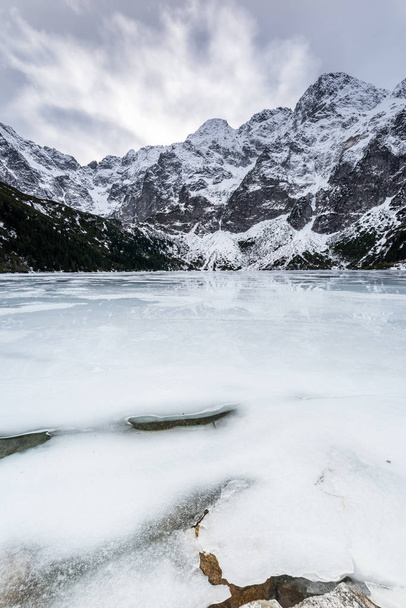 Morskie oko See im Winter im Tatra-Gebirge mit Eis bedeckt - Foto, Bild