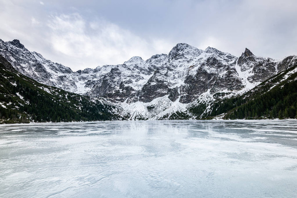 Χειμώνας στο Morskie Oko ή Sea Eye Lake στην Πολωνία Tatra Mountains - Φωτογραφία, εικόνα