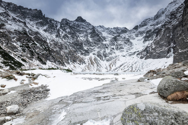 Winter und Schnee am Schwarzen Teich oder zarny staw auf rysy peak in pol - Foto, Bild