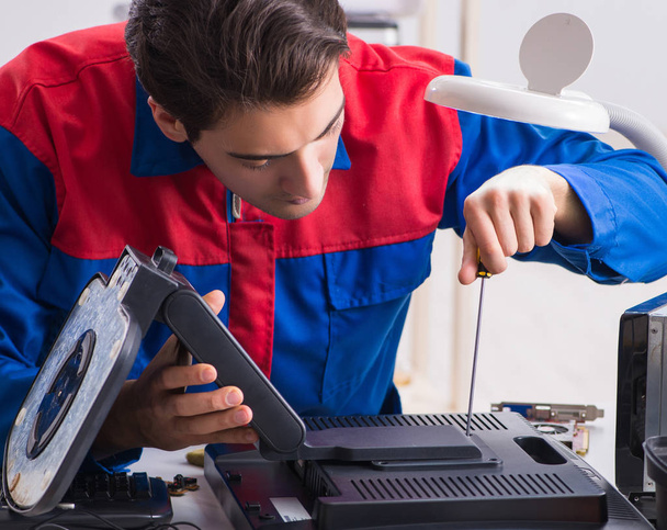 reparador profesional que repara el ordenador en taller - Foto, imagen