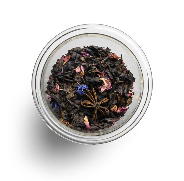 schwarzer Tee mit natürlichen aromatischen Zusätzen. Draufsicht auf weißem Hintergrund - Foto, Bild