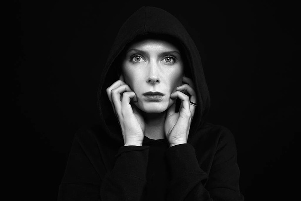 krásná žena v kapuci. Černobílý portrét ženy - Fotografie, Obrázek