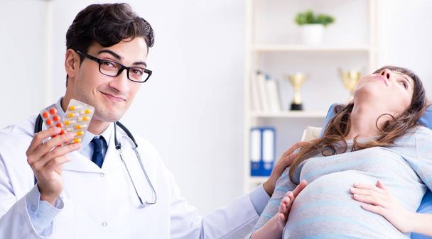 Pregnant woman visiting doctor for consultation - Fotoğraf, Görsel