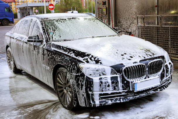 Uzhhorod, Ucrania, 7 de agosto de 2019: Auto-servicio de lavado de coches.. - Foto, Imagen