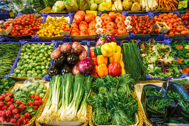 Obst- und Gemüsemarkt. viele verschiedene frische Früchte und Gemüse. - Foto, Bild