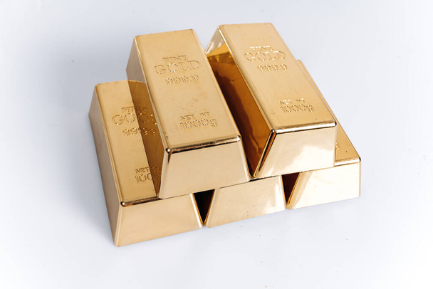 Arany rúd 1 kg vagy 1000 gramm. Aranyrudak vannak az asztalon.. - Fotó, kép