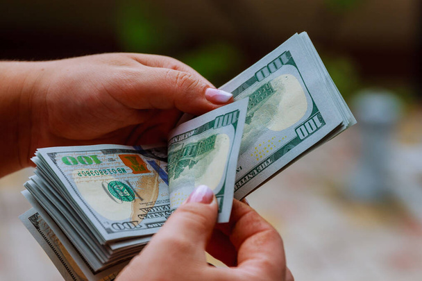 Mãos de mulher a contar notas de dólar. Contagem ou gastar dinheiro
. - Foto, Imagem