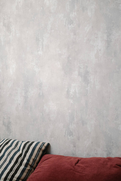 Duas almofadas bonitas contra uma parede cinzenta. Interior moderno elegante, conceito de conforto e conforto
 - Foto, Imagem