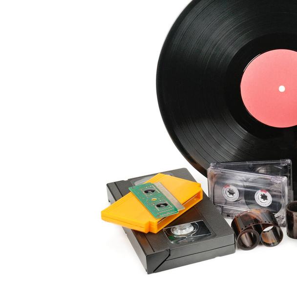 Vinil kayıt, video ve ses kasetleri üzerinde beyaz backgr izole - Fotoğraf, Görsel