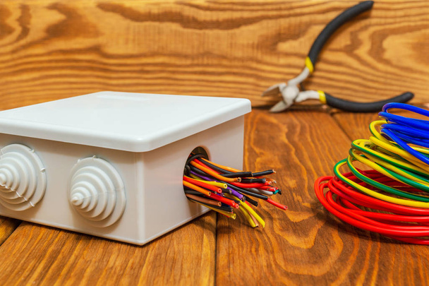 Boîtes de jonction électriques avec fil de câbles et outil utilisé dans le processus d'installation électrique
 - Photo, image