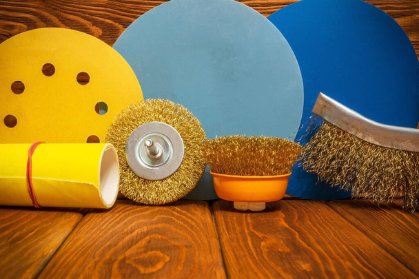 Набір абразивних інструментів різних кольорів і жовтий наждачний папір на вінтажних дерев'яних дошках
 - Фото, зображення