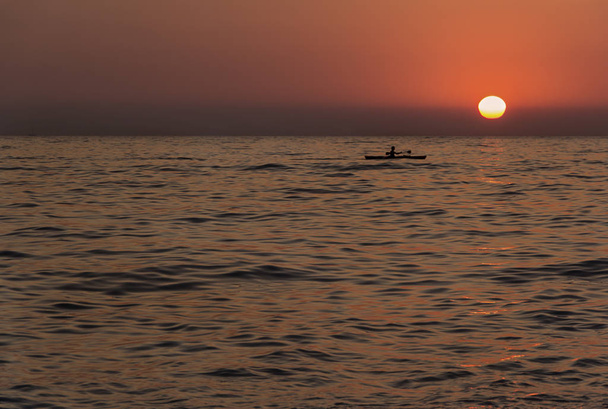 Rustige wateren van de Egeïsche Zee, boot op zonsondergang achtergrond, minimalisme, achtergrond, Turkije - Foto, afbeelding
