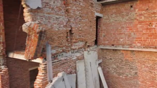 Widok z lotu ptaka na stary zniszczony budynek po trzęsieniu ziemi. Zawalony dom z cegły. - Materiał filmowy, wideo