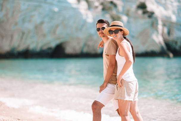 Jovem casal na praia branca durante as férias de verão. - Foto, Imagem