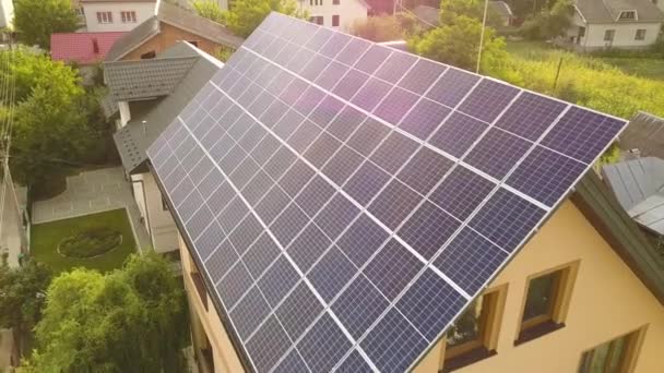 Luftaufnahme des neuen modernen Wohnhauses Hütte mit blau glänzenden Solar-Photovoltaik-Panel-System auf dem Dach. - Filmmaterial, Video