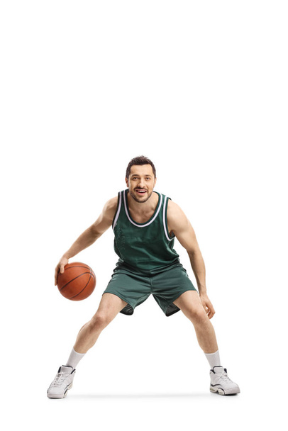 Jogador de basquete em camisa verde com bola
 - Foto, Imagem