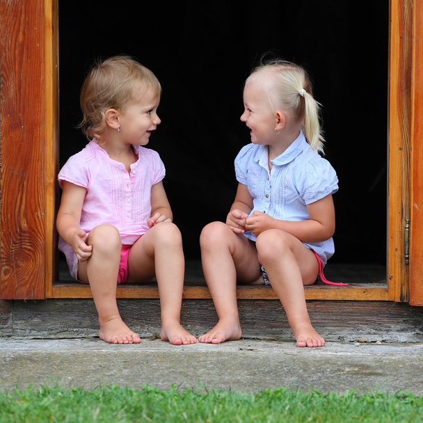Смешные дети в дверях сельских домов
. - Фото, изображение