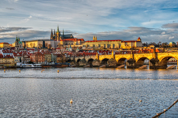 Lindamente iluminado Mala Strana com Charles Bridge ao pôr-do-sol, Praga
 - Foto, Imagem