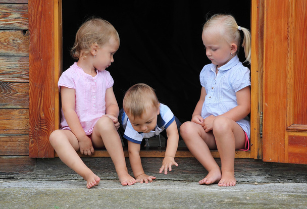 Kinder spielen in Tür - Foto, Bild