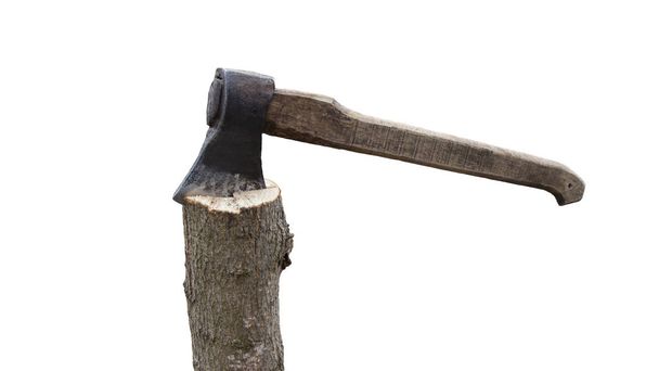 hacha con mango de madera sobre fondo blanco, hacha sobre tronco, hacha vieja con mango de madera clavado en tronco
 - Foto, Imagen
