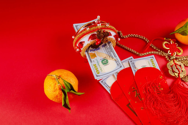 Festeggia il capodanno cinese con frutta arancione e busta rossa Ang Pau per i soldi degli Stati Uniti
 - Foto, immagini