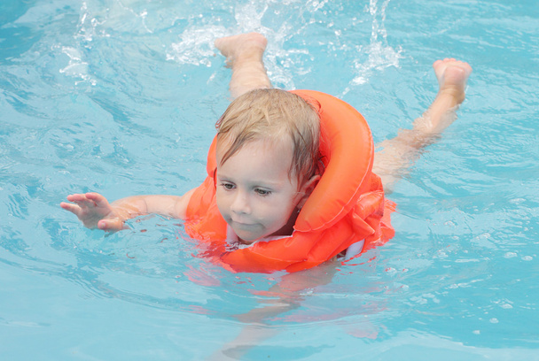 Niño en el chaleco salvavidas flotando. Concepto de seguro
. - Foto, Imagen