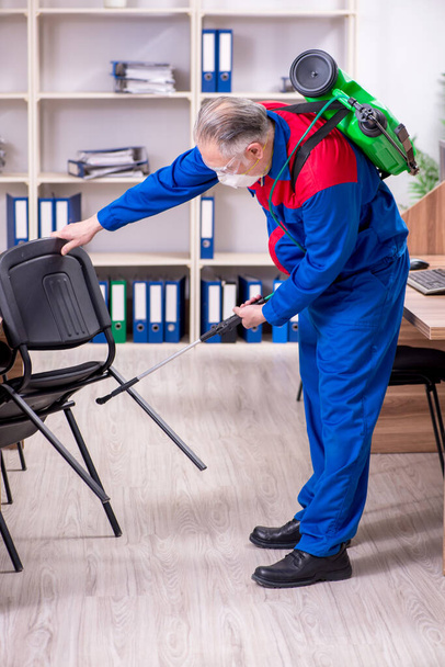 Starý profesionální dodavatel dělá hubení škůdců v kanceláři - Fotografie, Obrázek