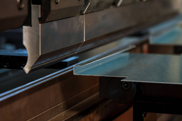 Гибридный листовой металл с гидравлической машиной на заводе - Фото, изображение