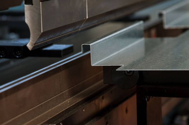 Гнучкий листовий метал з гідравлічною машиною на заводі
 - Фото, зображення