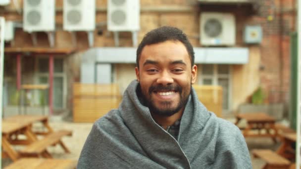 Man in grijze deken staan op straat, glimlachen en lachen - Video