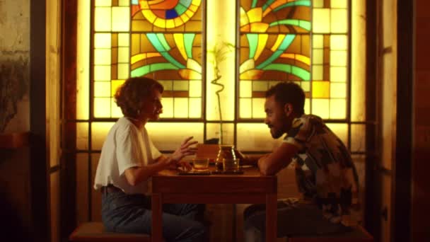 Uomo e donna si siedono a un tavolo in un caffè e parlano
 - Filmati, video