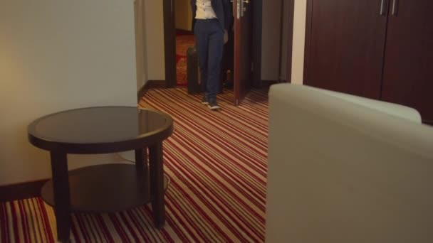Mutter, Vater und Sohn kamen mit großen Säcken ins Hotelzimmer - Filmmaterial, Video