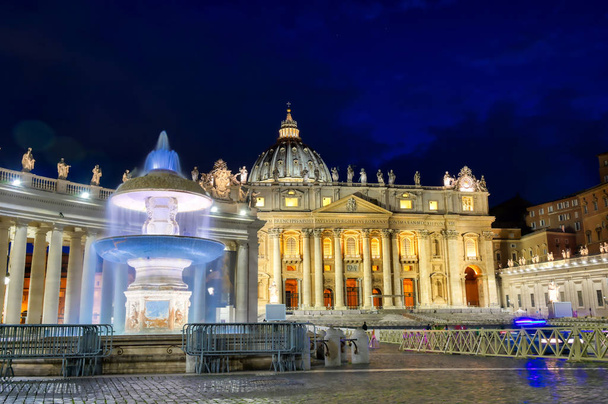 Basilica di San Pietro e Piazza San Pietro situato nella Città del Vaticano vicino a Roma, Italia
.  - Foto, immagini