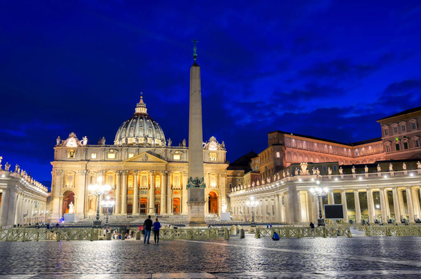Basílica de San Pedro y Plaza de San Pedro situada en la Ciudad del Vaticano, cerca de Roma, Italia
.  - Foto, imagen