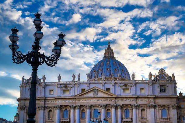 Sint-Pietersbasiliek en Sint-Pietersplein gelegen in Vaticaanstad vlakbij Rome, Italië.  - Foto, afbeelding