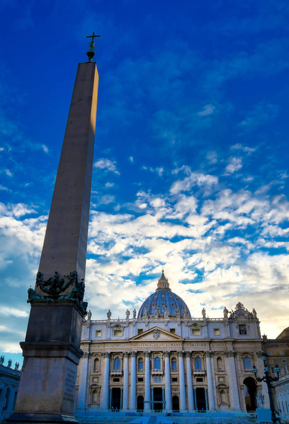 Basilique Saint-Pierre et Place Saint-Pierre situées dans la Cité du Vatican près de Rome, Italie
.  - Photo, image