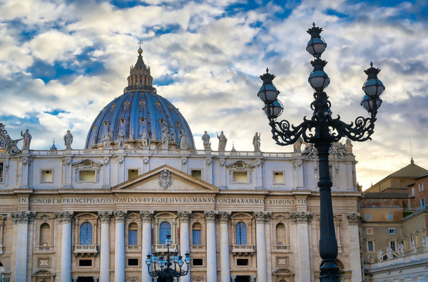 st. peter 's basilika und st. peter' s square in vatican city in der nähe von rom, italien.  - Foto, Bild