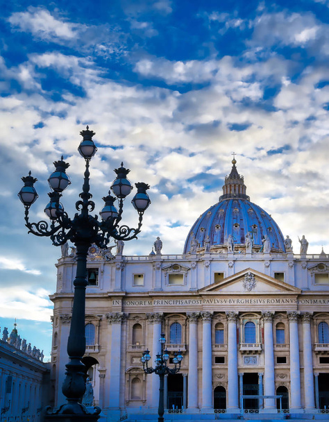 Βασιλική του Αγίου Πέτρου και πλατεία του Αγίου Πέτρου που βρίσκεται στην πόλη του Βατικανού κοντά στη Ρώμη, Ιταλία.  - Φωτογραφία, εικόνα