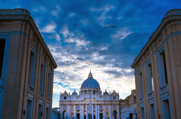 Basílica de São Pedro e Praça de São Pedro localizada na Cidade do Vaticano, perto de Roma, Itália
.  - Foto, Imagem