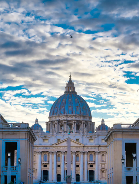 Bazilika sv. Petra a náměstí sv. Petra se nachází ve Vatikánu nedaleko Říma, Itálie.  - Fotografie, Obrázek