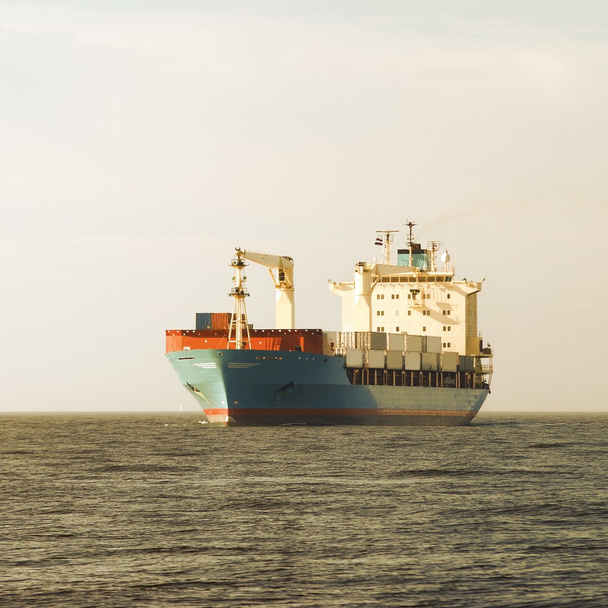 conteiner nákladní loď plující v klidné vodě - Fotografie, Obrázek