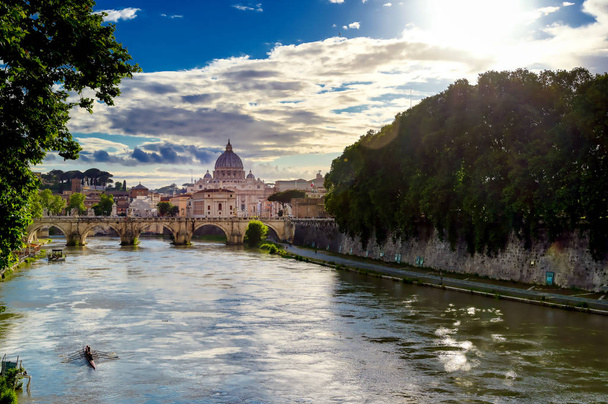 Una vista a lo largo del río Tíber hacia la Basílica de San Pedro en Roma, Italia
. - Foto, imagen
